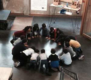 Niños haciendo un círculo