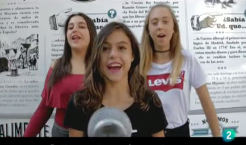 Tres chicas cantando