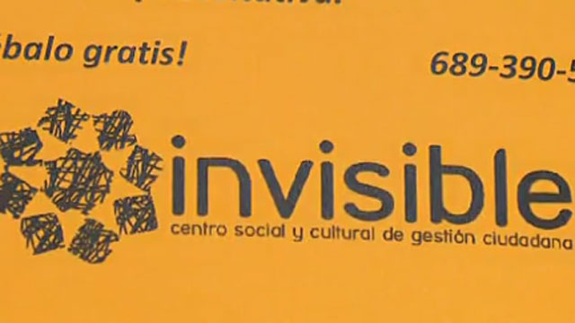 El logo de la invisible con fondo naranja