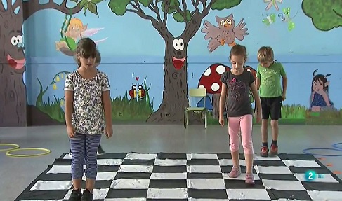 Niños jugando al ajedrez