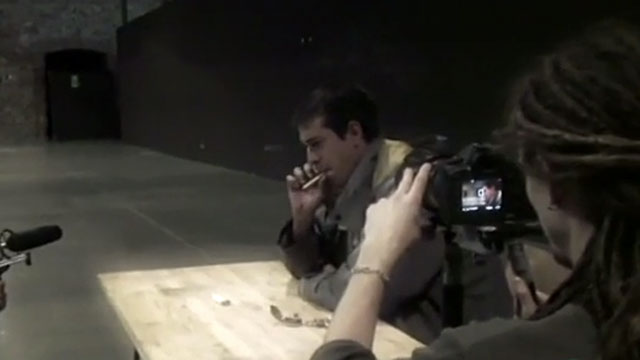 Hombre fumando mientras le graban