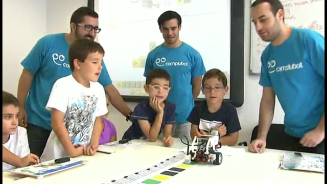 img-Alumnos y profesores con un robot