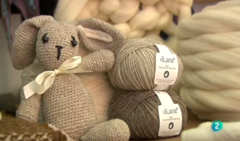 Ovillos de lana y un conejo de muñeco