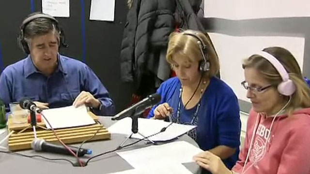 Los locutores durante un programa de radio