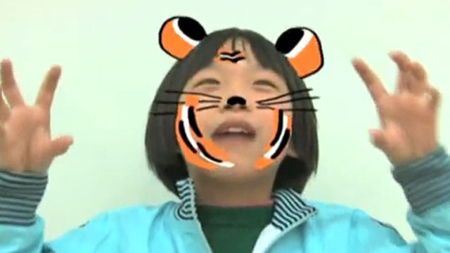Niño rugiendo con dibujos de tigre en la cara