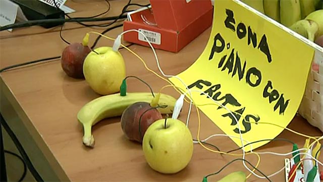 Frutas con cables pinchados