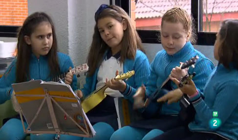 Niñas tocando el ukelele en clase