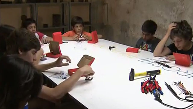 Adolescentes en el taller de robótica