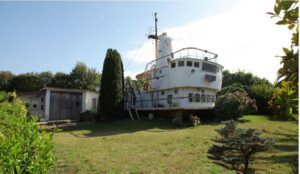 Casa Barco. Vivienda unifamiliar hecha con el puente de mando de un antiguo barco pesquero. 