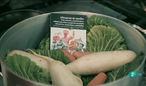 Un libro en una olla con verduras