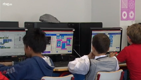Niños con un ordenador