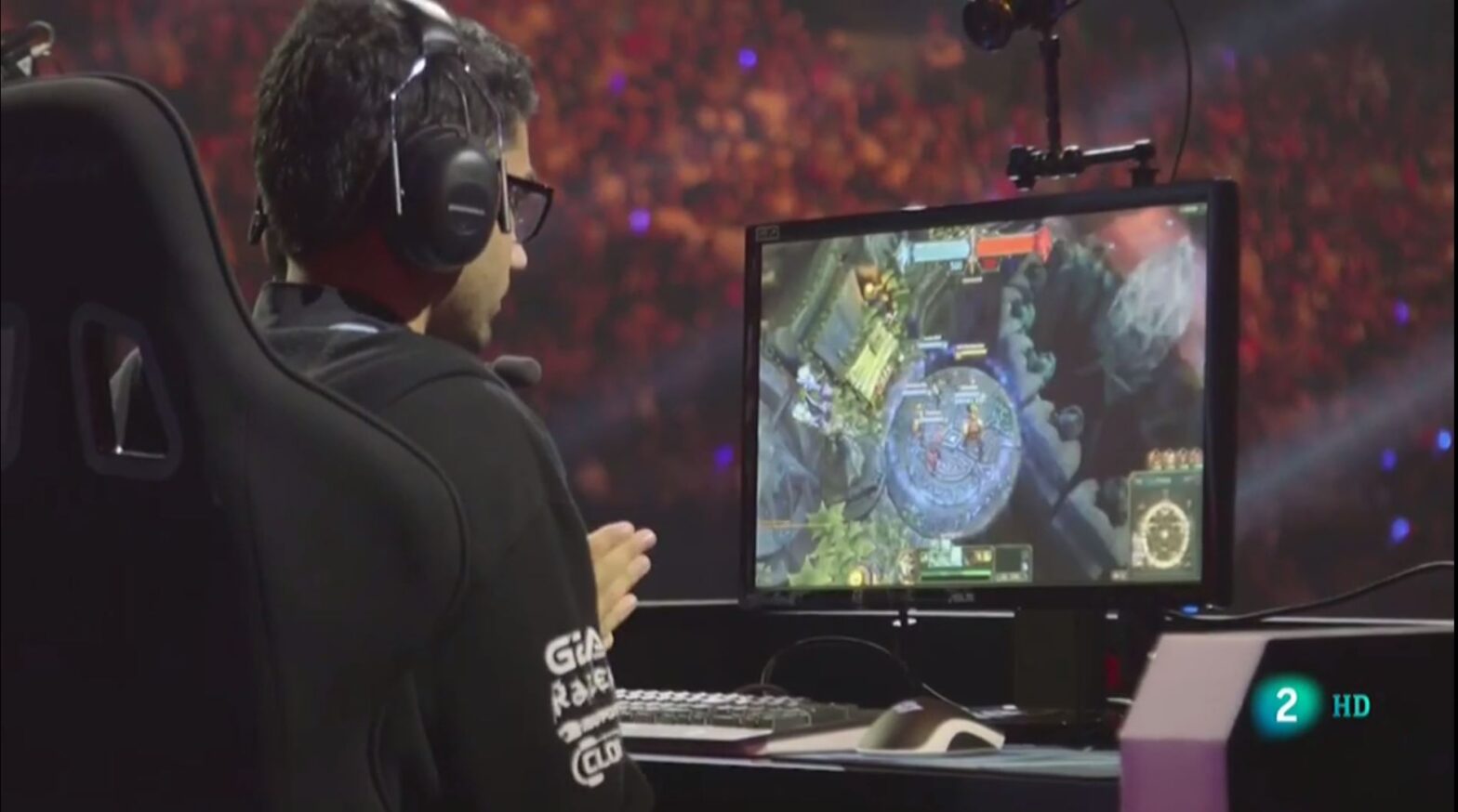 Chico jugando a videojuegos