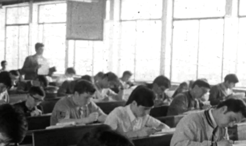 img-Foto antigua de jóvenes en un aula