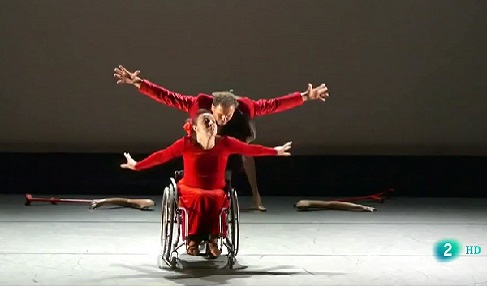 Mujer en silla de ruedas bailando