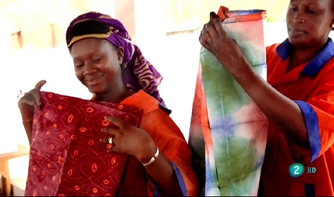 Dos mujeres africanas con telas