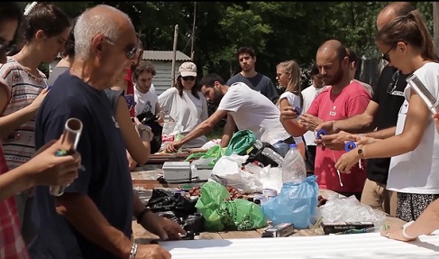 img-Gente eligiendo materiales para reutilizarlos
