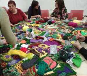 Mujeres tejiendo