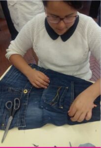 Mujer cortando un pantalón