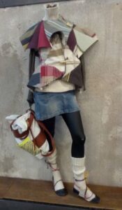 Maniquí  con ropa reciclada