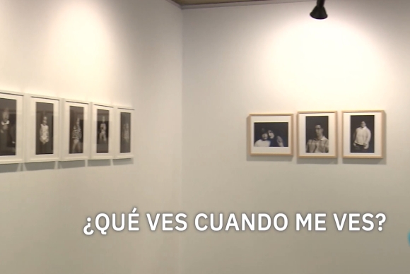 img-La fotógrafa Carmen Ballvé ha estado toda una vida fotografiando a su hermana Sonsoles, una persona con síndrome de Down. Cuando Sonsoles es diagnosticada con la enfermedad de Alzheimer, Carmen inicia, junto a Lola Arias, de la asociación ‘No te quedarás atrás’, el proyecto ¿Qué ves cuando me ves? El objetivo que persiguen es enseñarnos a mirar el síndrome de Down de otra manera.
