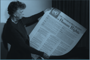 Eleanor Roosevelt sosteniendo el póster de la Declaración Universal de los Derechos Humanos en noviembre de 1949. FDR Presidential Library & Museum.