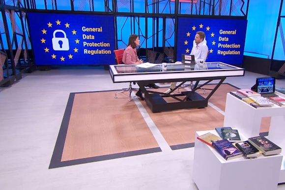 img-Fede Cardelús y Luz Rello, doctora en Informática y profesora en IE University, profundiza en la irrupción de inteligencia artificial en la sociedad, su impacto y sus desafíos. En esta ocasión, si fija en la privacidad y la protección de datos.