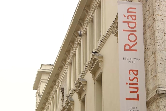 img-Fachada de museo con el cartel de la exposición de Luisa Roldán