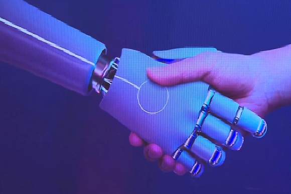 img-Mano de persona con otra mano artificial