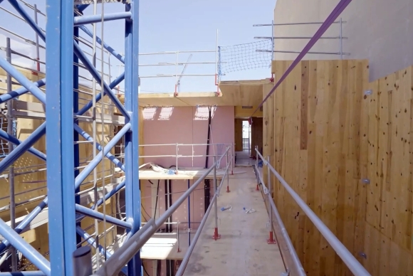 img-Fotografía de una construcción de un edificio con estructura de madera