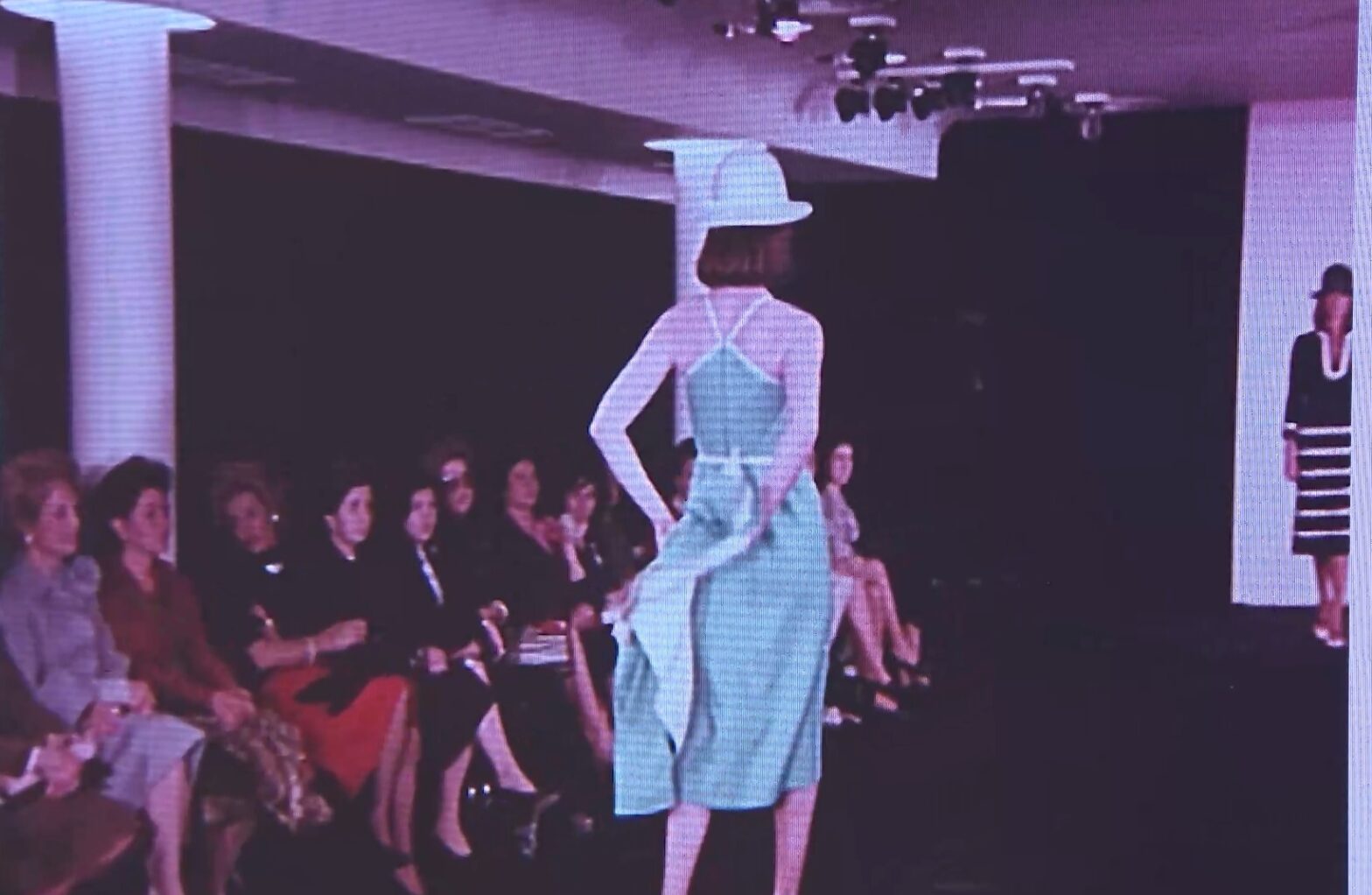 Modelo en un desfile con textil de origen polimérico sintético