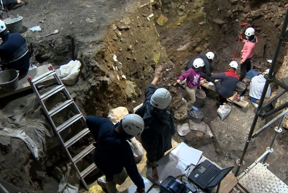 img-Arqueólogos trabajando en el yacimiento de Atapuerca