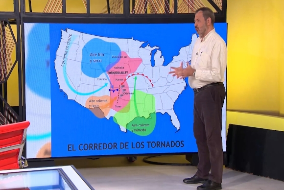 img-José Miguel Viñas explicando el fenómeno de los tornados