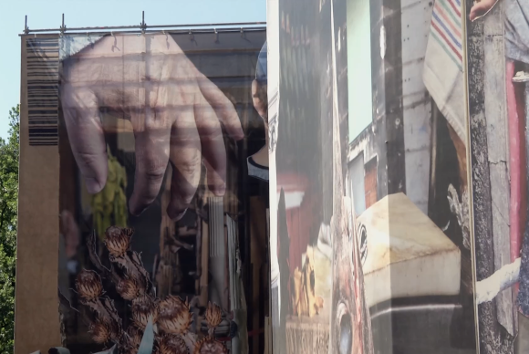 img-Imagen de una mano en un gran mural