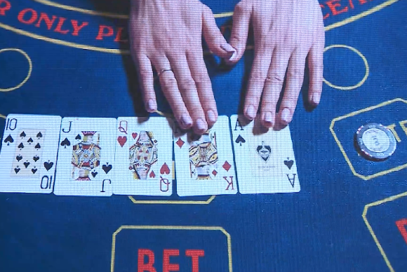 img-Manos sobre juego de cartas.